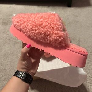 UGG Maxi Curly Platform Slipper